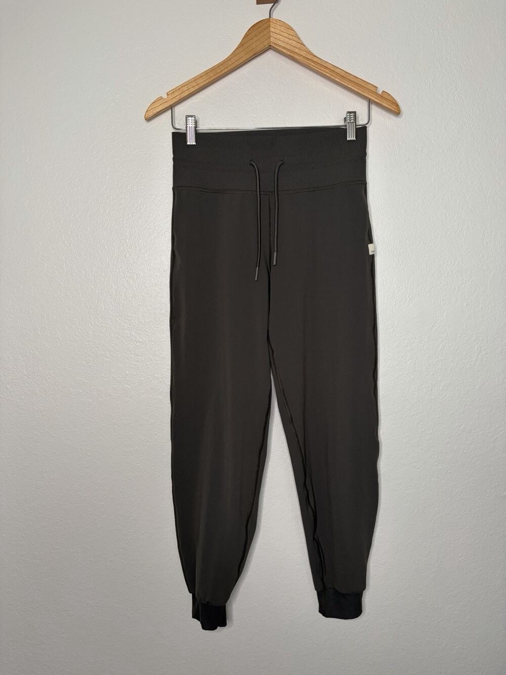 Vuori Daily Jogger in Olive Green Women's Size Small Minimalist Athleisure